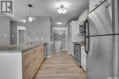 104 Reddekopp Crescent, Warman, SK - Indoor Photo Showing Kitchen With Double Sink With Upgraded Kitchen