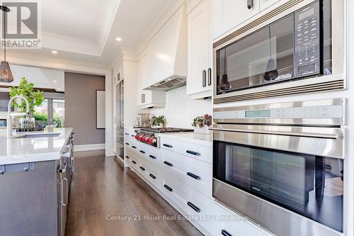 26 - 10 Maple Grove Drive, Oakville (Mo Morrison), ON - Indoor Photo Showing Kitchen With Upgraded Kitchen