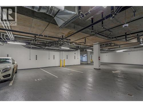 1381 Belaire Avenue, Kelowna, BC - Indoor Photo Showing Garage