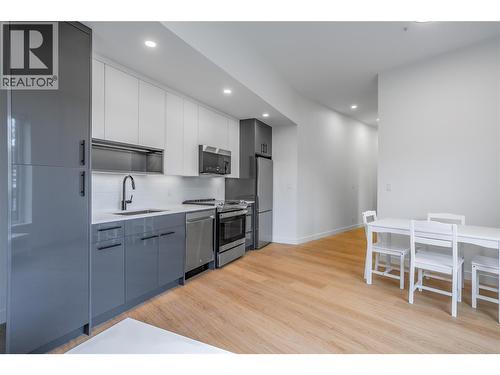 1381 Belaire Avenue, Kelowna, BC - Indoor Photo Showing Kitchen With Upgraded Kitchen