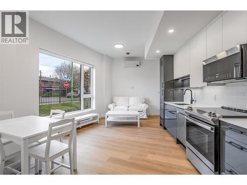 1381 Belaire Avenue, Kelowna, BC - Indoor Photo Showing Kitchen With Upgraded Kitchen