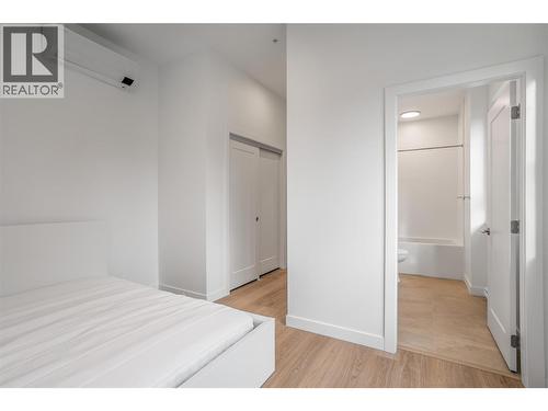 1381 Belaire Avenue, Kelowna, BC - Indoor Photo Showing Bedroom