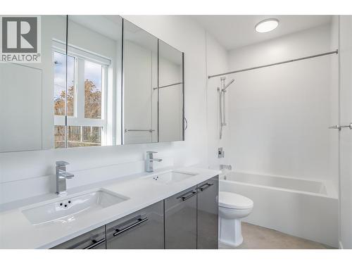 1381 Belaire Avenue, Kelowna, BC - Indoor Photo Showing Bathroom