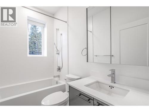1381 Belaire Avenue, Kelowna, BC - Indoor Photo Showing Bathroom