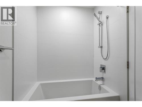 1380 Pridham Avenue Unit# 305, Kelowna, BC - Indoor Photo Showing Bathroom