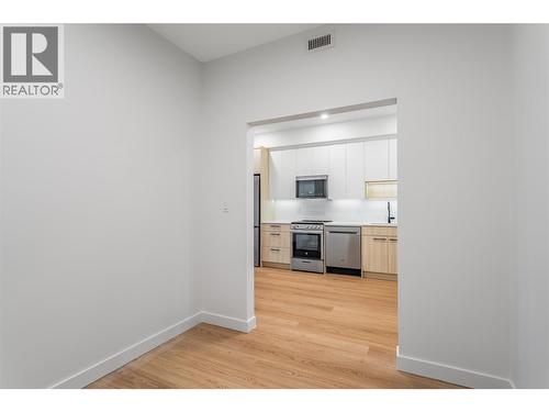 1380 Pridham Avenue Unit# 305, Kelowna, BC - Indoor Photo Showing Kitchen
