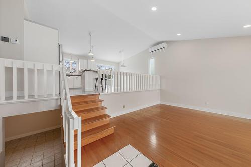 Salon - 94 Rue Hébert, Napierville, QC - Indoor Photo Showing Other Room