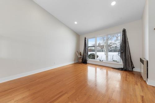 Salon - 94 Rue Hébert, Napierville, QC - Indoor Photo Showing Other Room