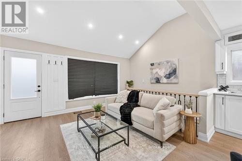 156 Walter Avenue N, Hamilton, ON - Indoor Photo Showing Living Room