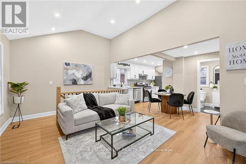 156 Walter Avenue N, Hamilton, ON - Indoor Photo Showing Living Room
