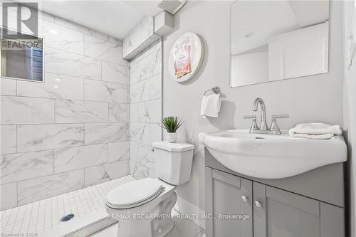 156 Walter Avenue N, Hamilton, ON - Indoor Photo Showing Bathroom