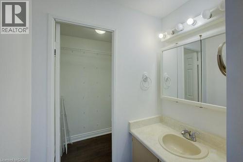 36 Fox Run, Barrie, ON - Indoor Photo Showing Bathroom