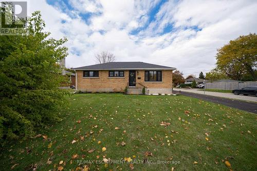 37 ROWANWOOD AVENUE  Brantford, ON N3S 7C1