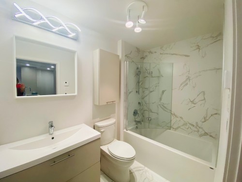 Salle de bains - 306-205 Ch. Bates, Mont-Royal, QC - Indoor Photo Showing Bathroom