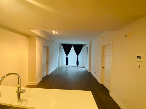 Salon - 306-205 Ch. Bates, Mont-Royal, QC - Indoor