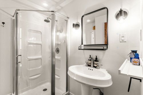 Bathroom - 2265 Av. De Melrose, Montréal (Côte-Des-Neiges/Notre-Dame-De-Grâce), QC - Indoor Photo Showing Bathroom