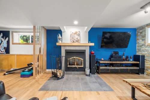 Salle familiale - 259 Rue Des Plaines, Les Coteaux, QC - Indoor Photo Showing Other Room With Fireplace
