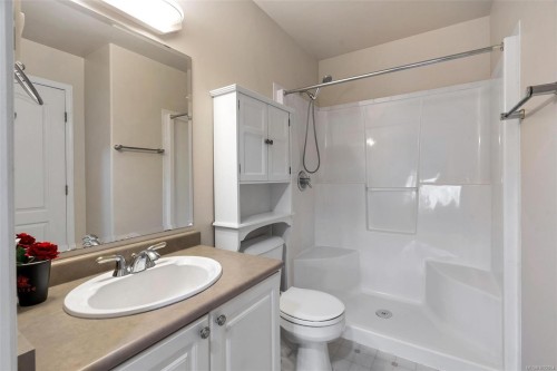 302-1663 Mckenzie Ave, Saanich, BC - Indoor Photo Showing Bathroom