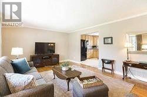 10 Cutting Crescent, King, ON - Indoor Photo Showing Living Room