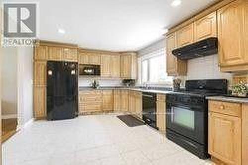 10 Cutting Crescent, King, ON - Indoor Photo Showing Kitchen