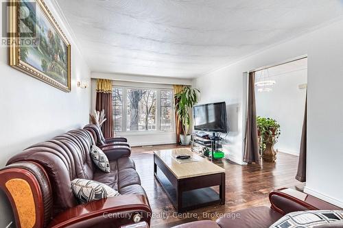 3800 Wyewood Road, Mississauga, ON - Indoor Photo Showing Living Room