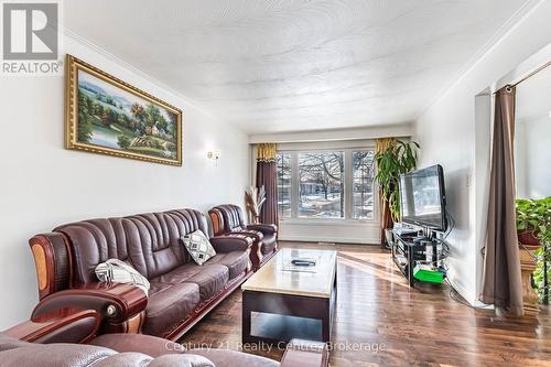 3800 Wyewood Road, Mississauga, ON - Indoor Photo Showing Living Room