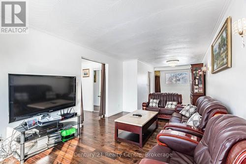 3800 Wyewood Road, Mississauga, ON - Indoor Photo Showing Living Room