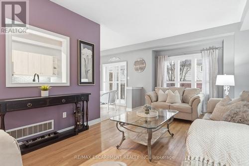 5316 Dryden Avenue, Burlington, ON - Indoor Photo Showing Living Room