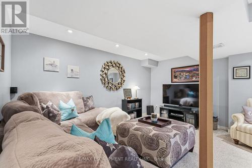 5316 Dryden Avenue, Burlington, ON - Indoor Photo Showing Living Room