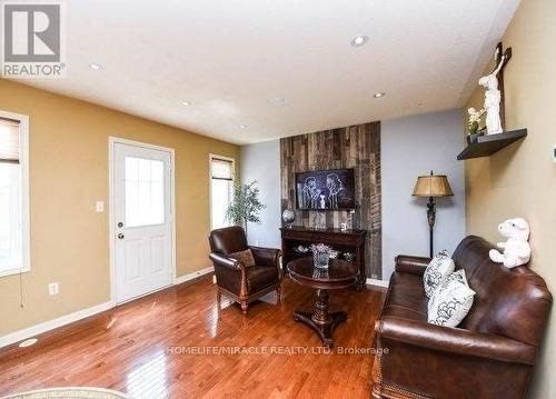 1175 Mcdowell Crescent, Milton, ON - Indoor Photo Showing Living Room