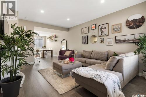 4233 E Keller Avenue, Regina, SK - Indoor Photo Showing Living Room