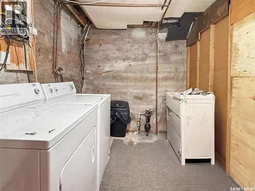 236 7Th Avenue Nw, Swift Current, SK - Indoor Photo Showing Laundry Room