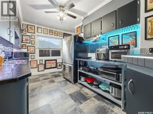 236 7Th Avenue Nw, Swift Current, SK - Indoor Photo Showing Kitchen