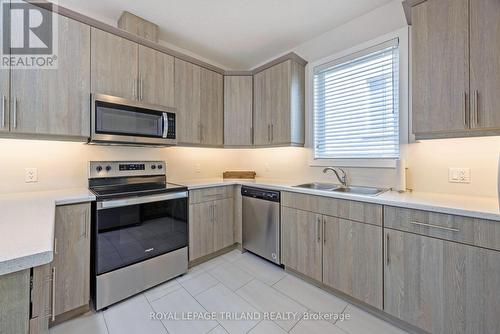 2467 Irish Moss Road, London South (South U), ON - Indoor Photo Showing Kitchen With Double Sink