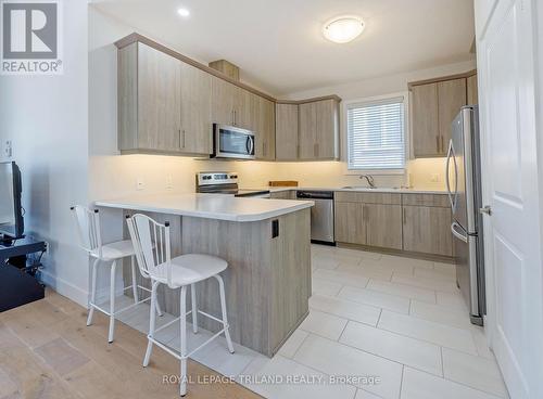 2467 Irish Moss Road, London South (South U), ON - Indoor Photo Showing Kitchen With Upgraded Kitchen