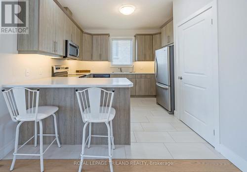 2467 Irish Moss Road, London South (South U), ON - Indoor Photo Showing Kitchen With Upgraded Kitchen