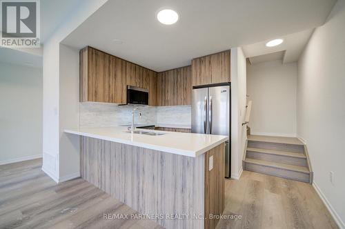 152 Matawin Lane, Richmond Hill, ON - Indoor Photo Showing Kitchen