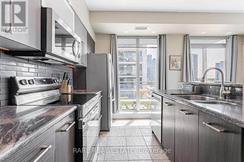 703 - 2119 Lake Shore Boulevard W, Toronto, ON - Indoor Photo Showing Kitchen With Double Sink With Upgraded Kitchen