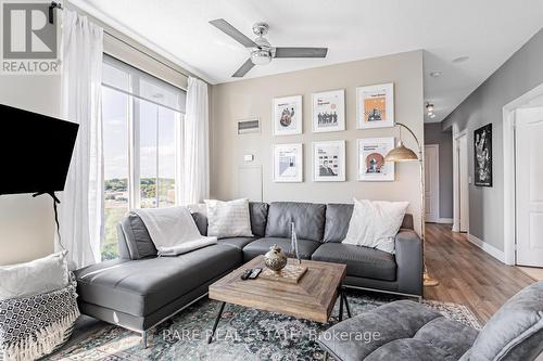 703 - 2119 Lake Shore Boulevard W, Toronto, ON - Indoor Photo Showing Living Room