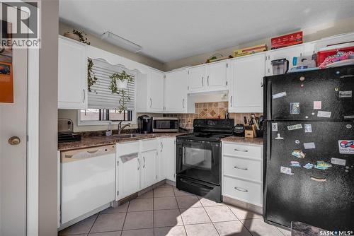 442-444 Russell Road, Saskatoon, SK - Indoor Photo Showing Kitchen