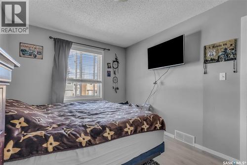 442-444 Russell Road, Saskatoon, SK - Indoor Photo Showing Bedroom