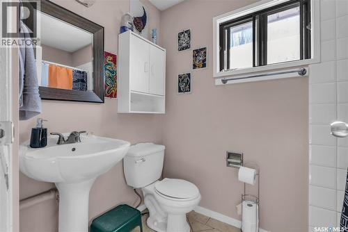 442-444 Russell Road, Saskatoon, SK - Indoor Photo Showing Bathroom
