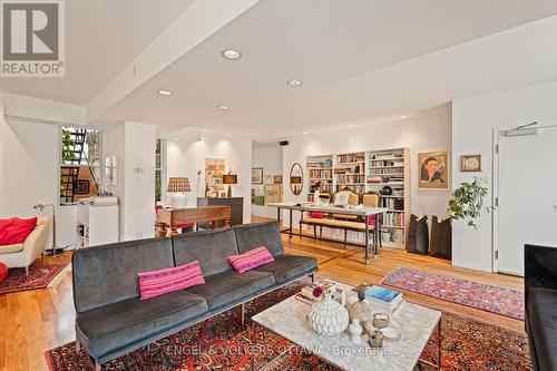 378-380 Booth Street, Ottawa, ON - Indoor Photo Showing Living Room