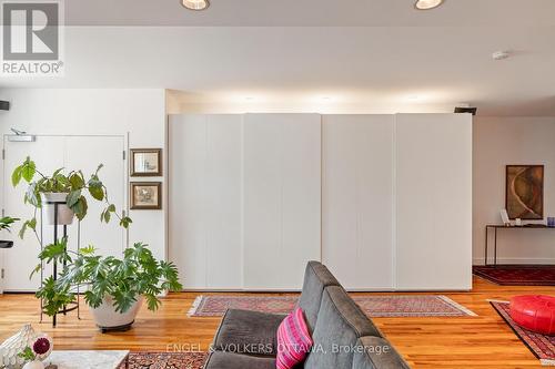 378-380 Booth Street, Ottawa, ON - Indoor Photo Showing Living Room