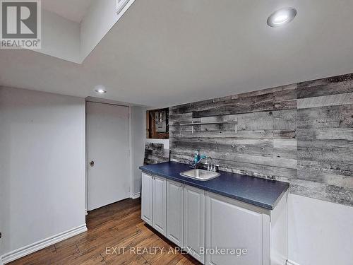 5552 Cortina Crescent, Mississauga, ON - Indoor Photo Showing Kitchen