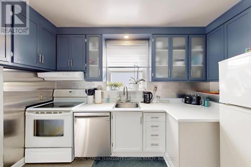 1568 Asgard Drive, Mississauga, ON - Indoor Photo Showing Kitchen