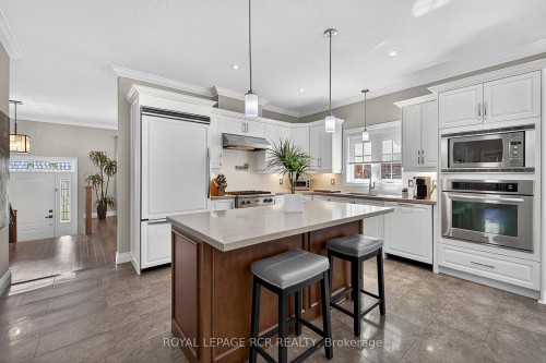 21 Corvinelli Drive, Whitby, ON - Indoor Photo Showing Kitchen With Upgraded Kitchen