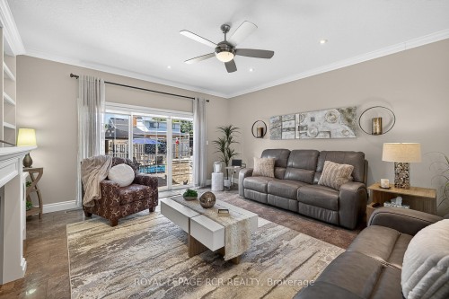 21 Corvinelli Drive, Whitby, ON - Indoor Photo Showing Living Room