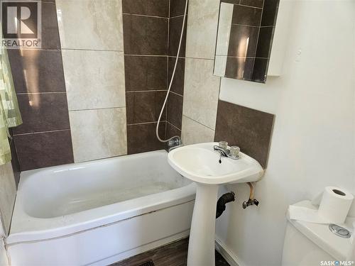 915 23Rd Street W, Saskatoon, SK - Indoor Photo Showing Bathroom
