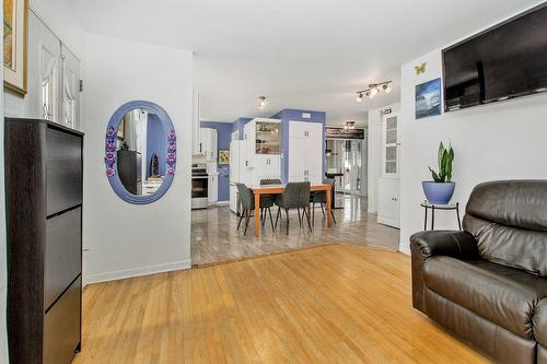 Salon - 2045 Crois. De Clemency, Laval (Vimont), QC - Indoor